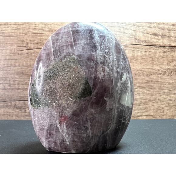 Rare purple anhydrite with epidote polished freeform crystal - Picture 2 of 15